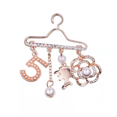 China Alloy Pearl Rhinestones Wholesale Style Hanger Pearl Brooch Pin Brooch Alloy Brooch Clothing Accessories Net Red Hot Rhinestone Inlaid Female Jewelry for sale