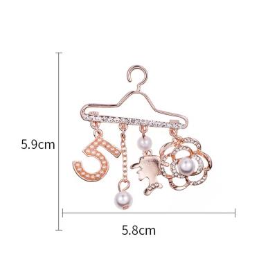 China Wholesale Female Red Hot Rhinestone Inlaid Brooch Alloy Pearl Rhinestone Brooch Net Style Jewelry Hanger Pearl Rhinestone Brooch Apparel Accessories for sale