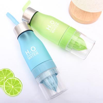 China Outdoor Sustainable Plastic Water Bottle Fruit Infuser Water Bottle With Lemon Cup New Design Eco-Friendly Drink Cup for sale