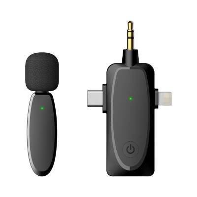 China Portable Mini Mic Handheld Microphone Audio Video Recording 3 in 1 Wireless Lavalier Microphone for iPhone Android Live Broadcast Cameras for sale