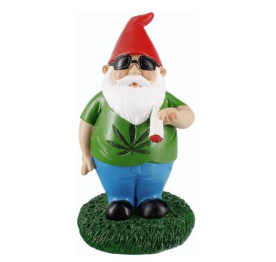 China Europe Garden Outdoor Decoration Statue Funny Smoking Gnome for sale