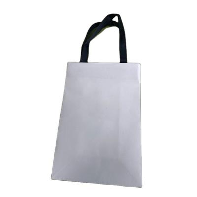 China Hot Selling White Product 150g Paper Gift Wrapping Bag Cosmetic Packaging And Grosgrain Tape for sale