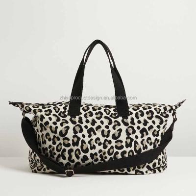 China Water Resistant Custom Nylon  Women Travelling Handbags Weekend Duffel Bag Laurie Leopard Jacquard Spot Black Weekend Bag for sale