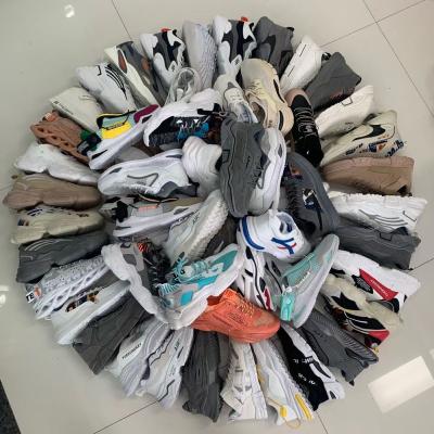 China Low Price Guaranteed Quality Bulk Mixed Inventory Cheap Sports Shoes Running Anti-Static for sale