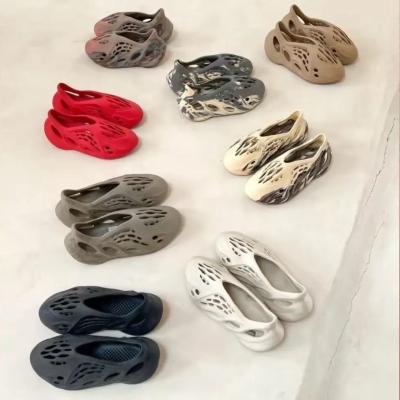 China Yeezy Brand Sandals Anti-Static Custom Slippers Mix Color Yeezy Running Cheap Slides for sale