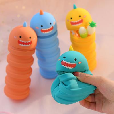 Cina Cassa a matita in silicone retrattile Cartone animato Kawaii Stand espandibile Cartiera scolastica Scatola forniture scolastiche Regali di Natale in vendita