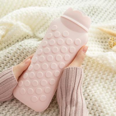 China Natural Rubber Hot Water Bottles BPA Free Durable Large Capacity Hot Water Bag For Pain Relief for sale