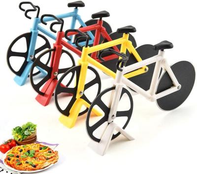 China Creative non-stick stainless steel gift pizza cutter bicycle recycling pizza cutting wheels with display stand for sale