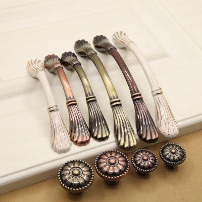 China 01.209 Modern Zinc Alloy Cabinet Furniture Handles Traditional Pulls Door Handles Zinc Alloy for sale