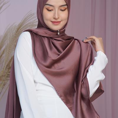 China Custom Pleated Polyester Satin Shawls Satin Silk Scarf For Muslim Women Wholesale Factory Price Muna Satin Shawl for sale