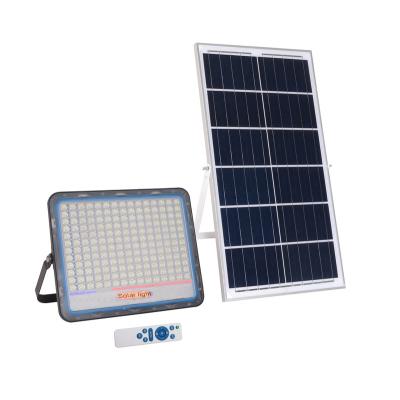 China Garden Solar Rechargeable Flood Light With 30000 Battery 20000mAh IP66 Waterproof Security Outdoor Lights 200W Led Flood Light for sale