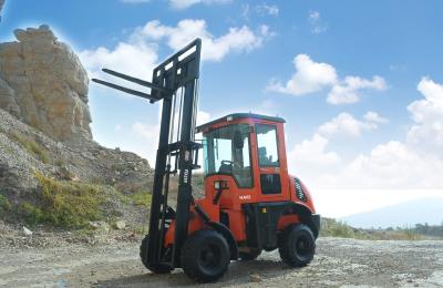 China Brand new FD25Y 25t all terrain diesel forklif with bucket,twith quick hitch Used in Mountain forest area,Field engineer for sale