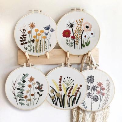 China Durable DIY Stamped Embroidery Starter Kit With Flower Plants Pattern Fabric Color Thread Tools for sale