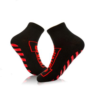 China QUICK DRY Northern Trampoline High Jump Socks Non Slip Slipper Socks Grip Football Yoga Mens Sports Socks for sale