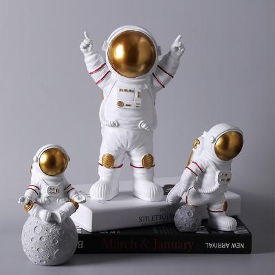 China Modern Europe Figurine Creative Home Office Decor Resin Character Astronaut Resin Opens Ornaments For Living Room Home Decoration for sale