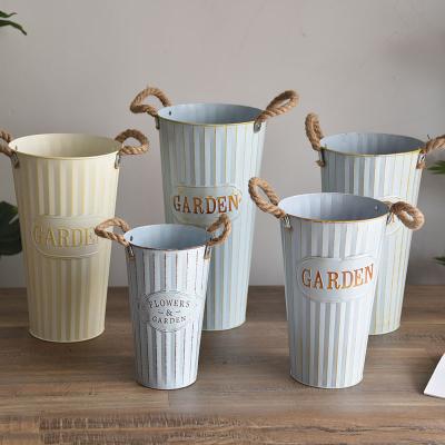 China CLASSIC Dried Flower Bucket Flower Bucket Decoration Iron Bucket Flower Bucket Flower Bucket Container Flower Bucket High for sale