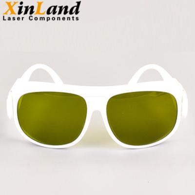 Chine lunettes de panne d'électricité en verre OD4+ VLT 35% de sécurité des lasers 1064nm pour la découpeuse de laser de 190~450nm 800~1700nm à vendre