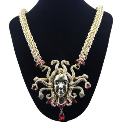 China Hiphop Wholesale Trendy Gold Diamond Personalized Female Clavicle Chain Necklace Retro Sculptural Nine Snake Head Alloy Jewelry for sale