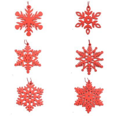 China 6pcs Wood Set Red White Wood Snowflake Decoration Christmas Tree Wooden Pendants Snowflake Christmas Ornament for sale