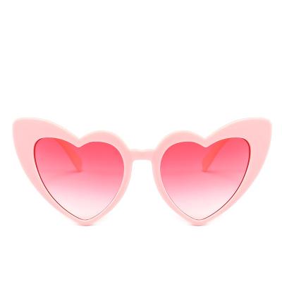 China 2022 High Quality Wholesale Price Gradient Love Heart Shape Fashion Women Sun Glasses Cat Eye Sunglasses for sale