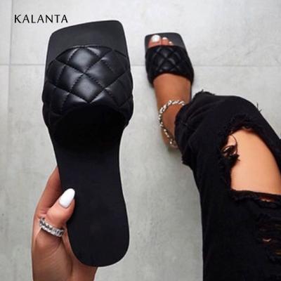 China CUSHIONING Outdoor Square Head Beach Flip Slippers Summer New Design Women's Slippers and Flat Bottom Wear-Resistant Lady's Sandals for sale