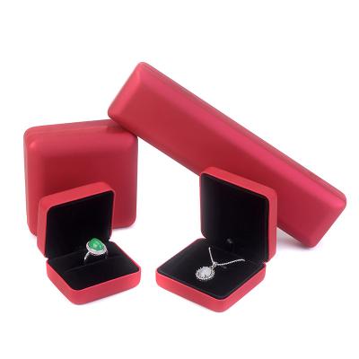 China Fashionable and simple custom made luxury red pendant hand ring jewelry catenary order box for sale