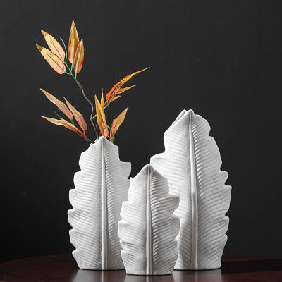 China New Traditional Plant Decorative Ceramic Hydroponic Dry Flower Vase Banana Leaf Flower Vase Hotel Home Decoration for sale