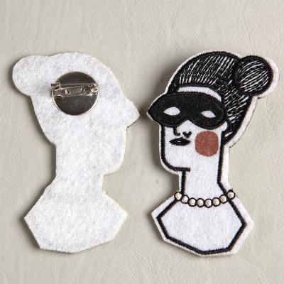 China Viable Wholesale Fashion Custom Brand Felt Metal Pin Decorative Patches Back Mesh Alien Die Cutting Heart Fabric Embroideri Patch Wire for sale