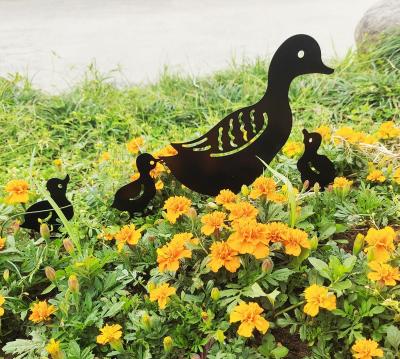 China Farm 4Pack Duck Family Garden Yard Art Dig Rooster Shape Silhouette Metal Stake Yard Art Metal Crafts for sale