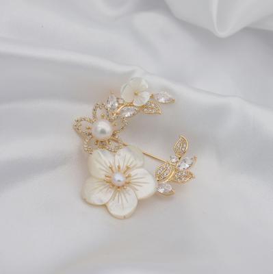 China New Temperament Cherry Blossom Brooch Design Sense Shell Flower Rhinestone Corsage Pin Clothes Accessories Fashion anti-glare for sale