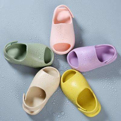 China Round High Quality New Arrival Kids Girls Boys 2021 Buckle Light Spring EVA Waterproof Kids Sandals Summer Home Slippers Straps for sale