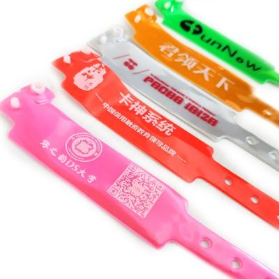 中国 オーダーメイドロゴ プラスチック ブレスレット 男性音楽イベントのためのPVCブレスレット 販売のため