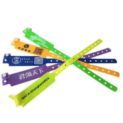 Cina Eventi personalizzati Pvc Neon Colore Braccialetti Regali Uno Sconto Plastico Festival Braccialetto in vinile in vendita