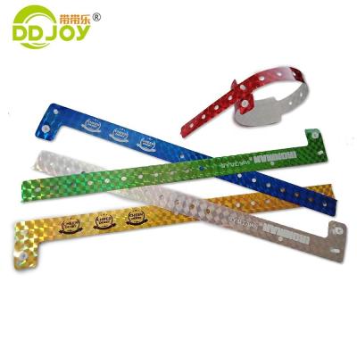 China Gepersonaliseerde Holografische Armband Anti-allergie Rode Plastic L-vorm Glitter Armband voor Evenementen Te koop