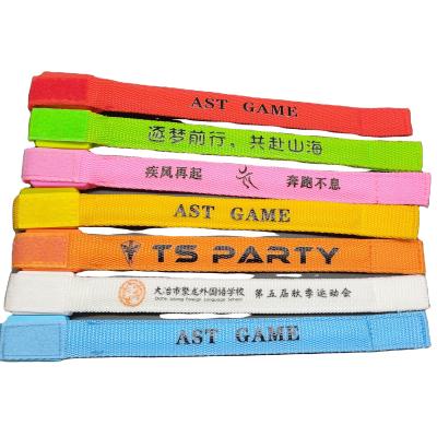 China Custom Silk Screen Offset Druck Nylon LED Armband für Nachtlauf Glanz im dunklen Armband zu verkaufen