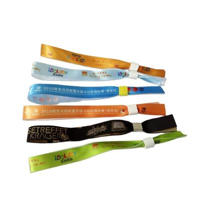 China Customized Designs Woven Satin Fabric Bracelet Wristband for Sport Music Festival for sale