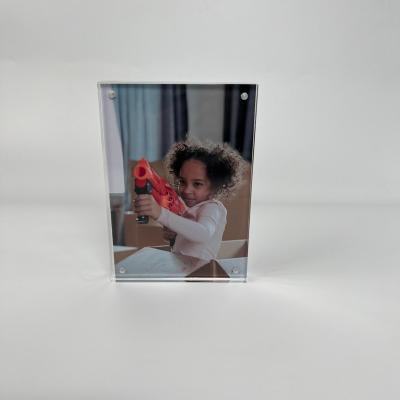 China Home Decor 5*7 Clear Magnetic Acrylic Photo Frame With Stand for sale