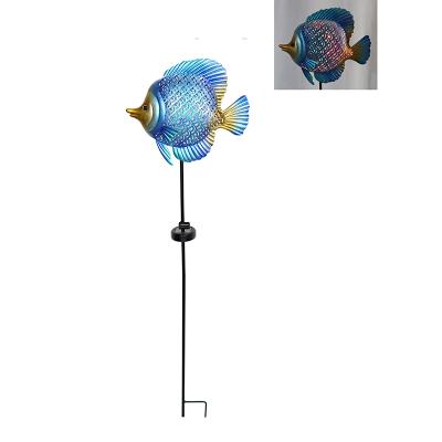 China Art Decor Wholesale New Design Outdoor Garden Decor 3D Large Metal Fish Shapes Garden Lawn Solar Stake for sale