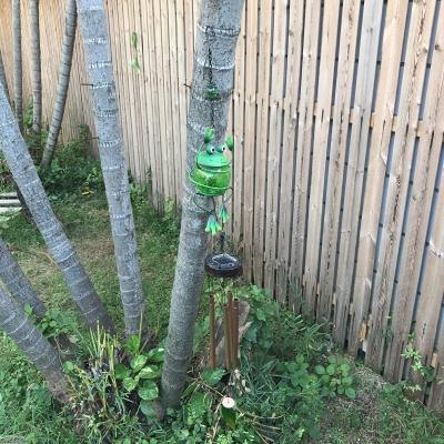 China Art Decor Garden Ball Outdoor Patio Decor Metal Frog Hanging Wind Chime Broken Glass for sale