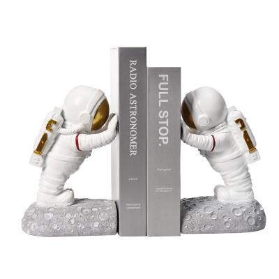 China Unique Resin Statue Book Holders Space Decor Shelf Europe Astronaut Decorative Book Ends For Kids Room for sale