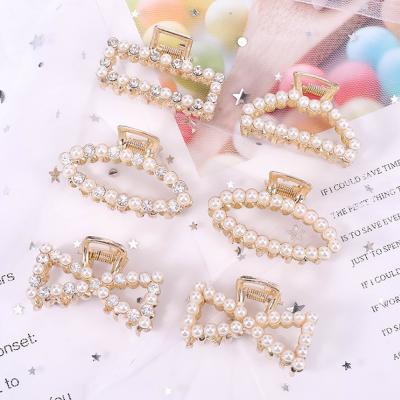 China Hot Selling IDS Crystal Pearl Hair Claw Metal Heart Hair Claw Clip For Women Accessories 19S12410 for sale