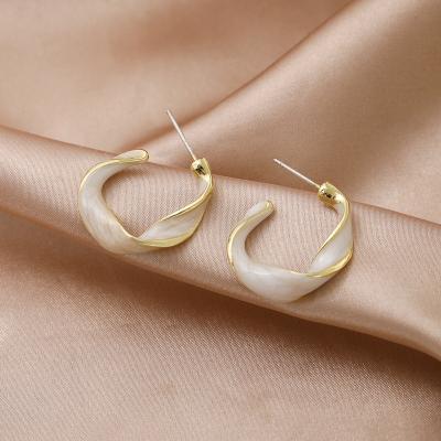 China Vintage Simple Design Enamel Twist Circle Earring White Gold Plating Chunky Hoop Earring 2022 for sale