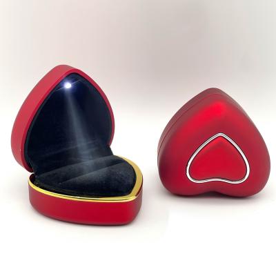 China Plastic Screen Luxury OEM Customized FORTE Style Heart Shape LED Romantic Lacquer Packaging Light Red Jewelry Box for sale