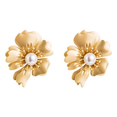 China Fashion Environmental Friendly Wholesale Natural Handmade Alloy Freshwater Pearl Shell Baroque Earring for sale