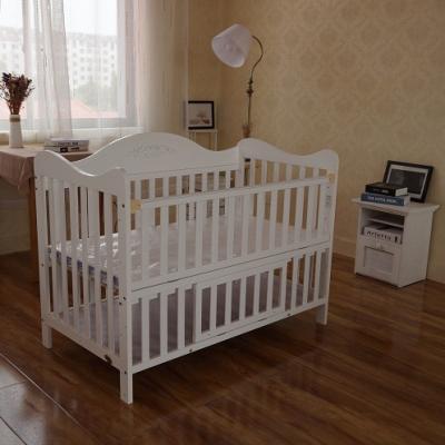 China Modern Design Eco - Friendly Baby Crib White Wooden Cradle for sale