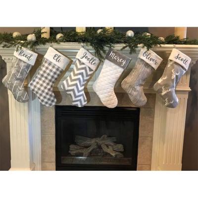 China Hot Sale Large Capacity Gray Chevron Grid Checkered Exquisite Christamas Home Decor Gift Bag Gift Bag Christmas White Quilted Stocking for sale