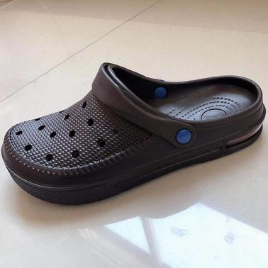 China 2019 New Arrival Anti-odor EVA Garden Simple Clogs Unisex With Air Cushion Hot Sale Men Women Clogs for sale