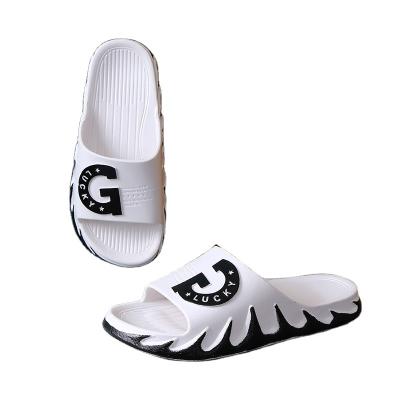 China Anti-slip fashionable men's slippers summer slippers thick outsole molded into a tougher to wear injection shoes for sale