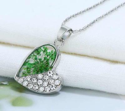 China Natural Dry-Flower Love Heart Couples Clavicle Chain Pendant Necklace Casual/Sporting Handmade Necklace Glue for sale