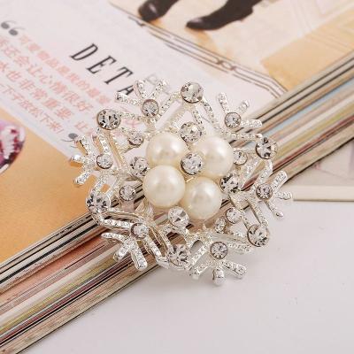 China 2022 crystal fashion ice-color snowflakes brooch corsage hotselling in Europe and USA for sale